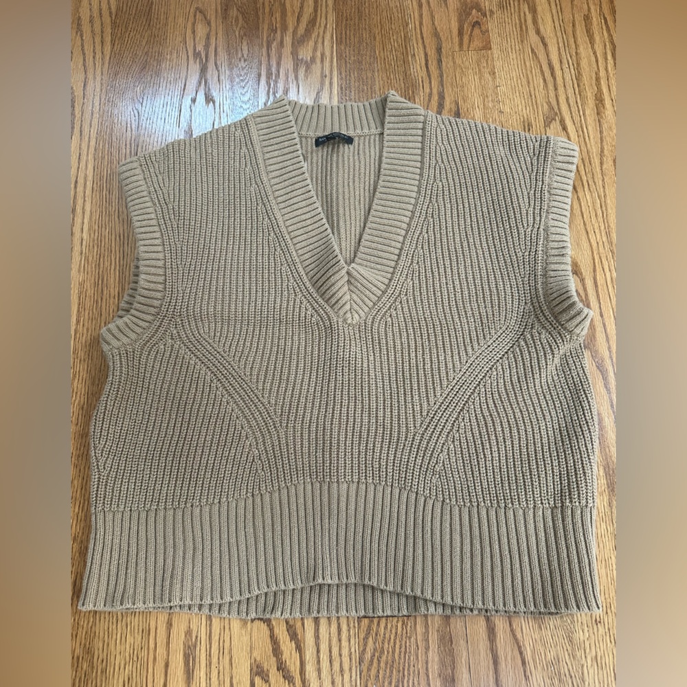 NWOT Banana Republic Tan V-Neck Ribbed Sweater Vest M/L